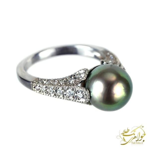 عکس انگشتر طلا و مروارید سیاه با نگین برلیان زنانه