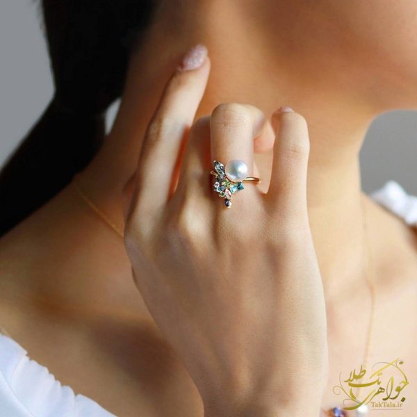 عکس انگشتر مولتی کالر و مروارید زنانه و نگین برلیان روی دست مدل
