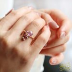 انگشتر ظریف طرح گل با نگین های صورتی و سفید