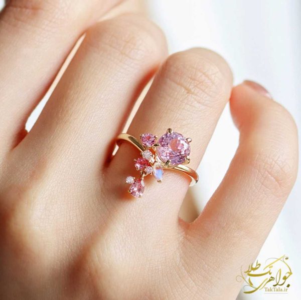 انگشتر مولتی کالر دخترانه با تناژ صورتی روی دست مدل