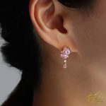 گوشواره طلا سبک و ظریف با نگین‌های رنگارنگ