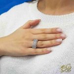 عکس انگشتر طلا سفید زنانه با نگین باگت و برلیان سه تایی