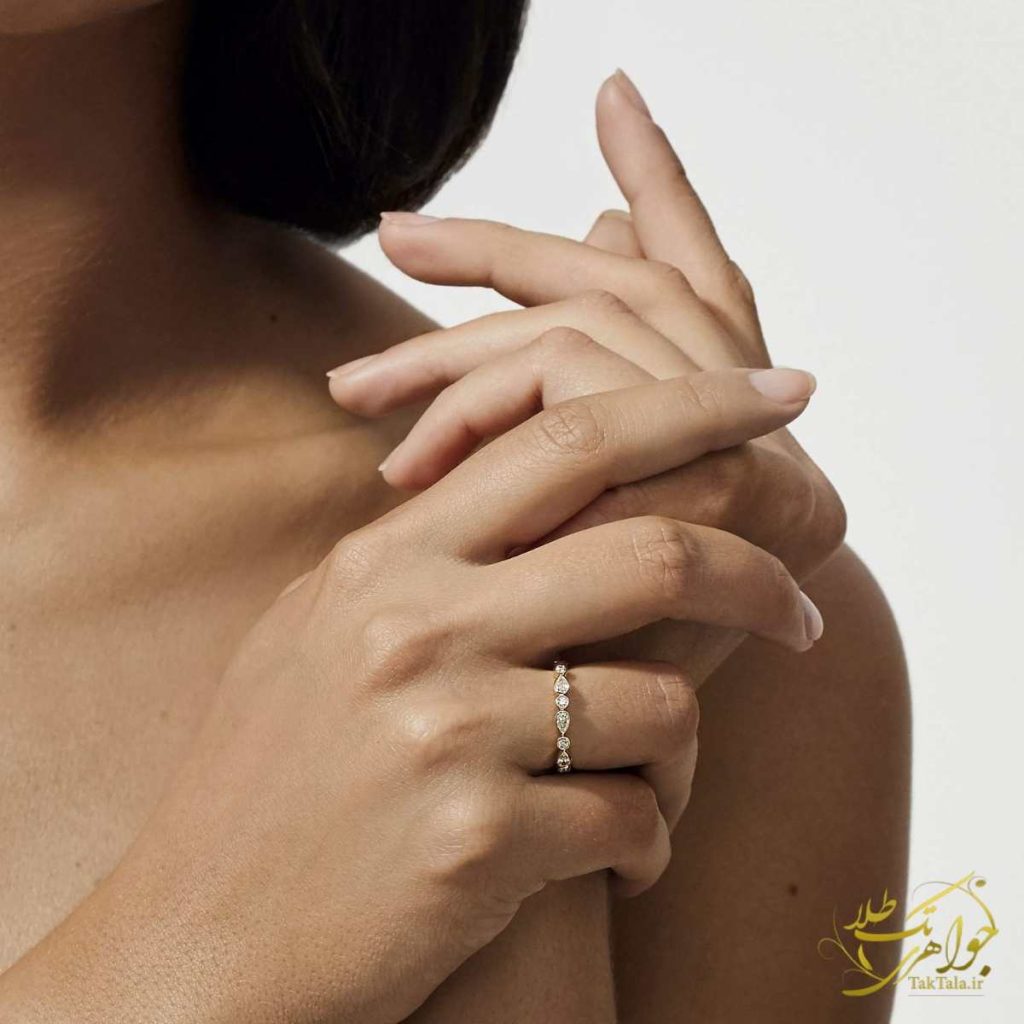 عکس حلقه طلا و جواهر برلیان روی دست مدل