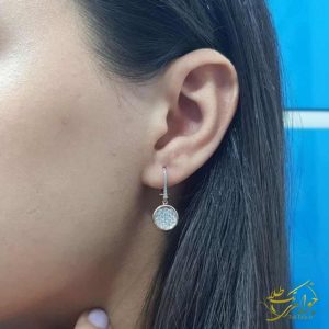 عکس گوشواره طلای زنانه و جواهر برلیان روی گوش مدل