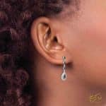 تصویر گوشواره طلا سفید و نگین برلیان سیاه ظریف روی گوش مدل