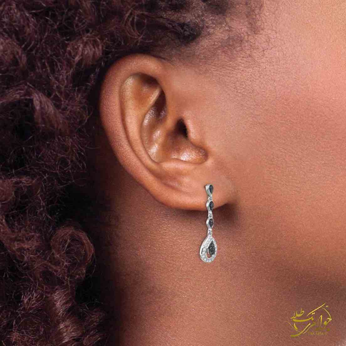 تصویر گوشواره طلا سفید و نگین برلیان سیاه ظریف روی گوش مدل تک طلا تصویر گوشواره طلا سفید و نگین برلیان سیاه ظریف روی گوش مدل