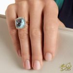 تصویر انگشتر لوکس توپاز و برلیان زنانه روی دست مدل