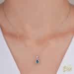 عکس گردنبند زنانه با نگین توپاز و برلیان روی گردن مدل