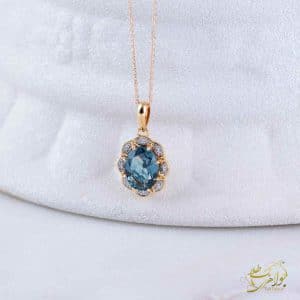عکس گردنبند طلا زرد با نگین توپاز آبی و برلیان