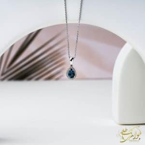 عکس گردنبند ظریف زنانه با نگین آبی توپاز و برلیان